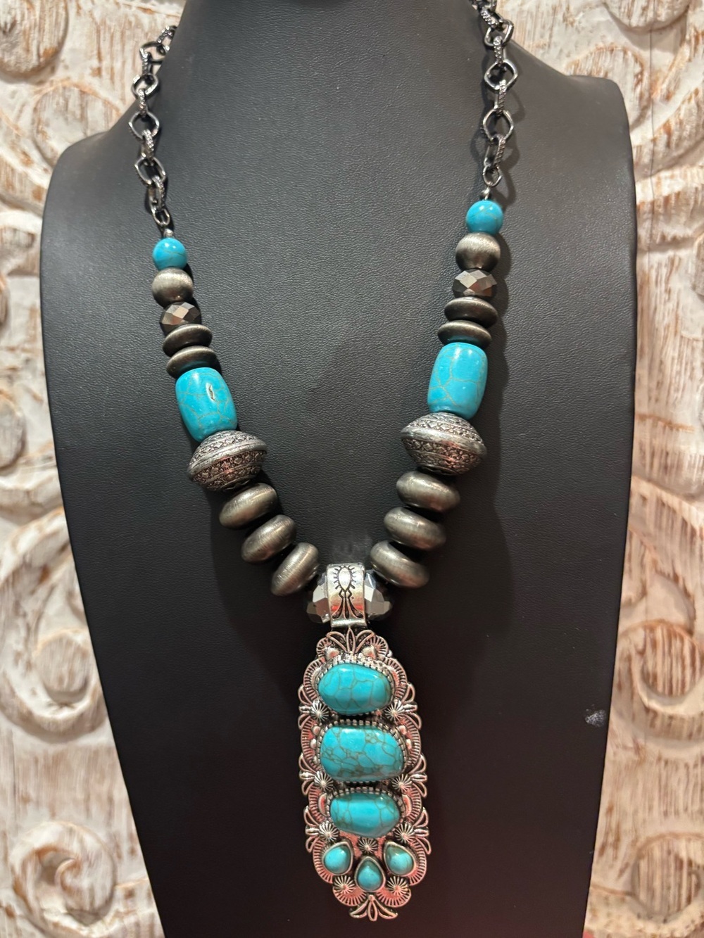 Boutique Fashion Turquoise Stone Pendant Necklace NWOT